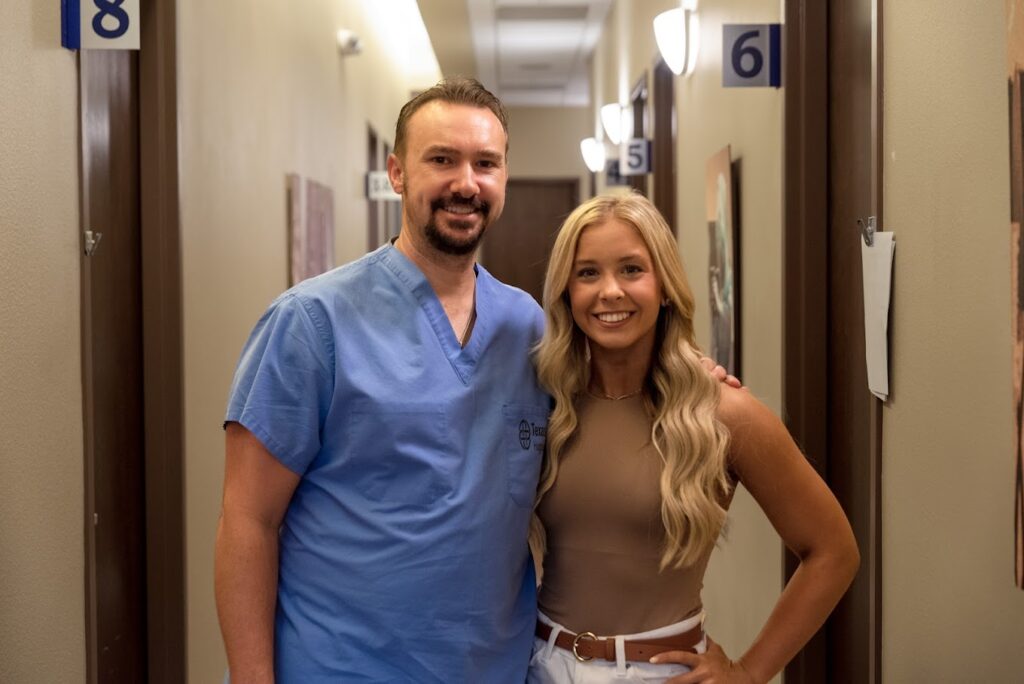 A sports medicine doctor with an athlete patient in Fort Worth, TX